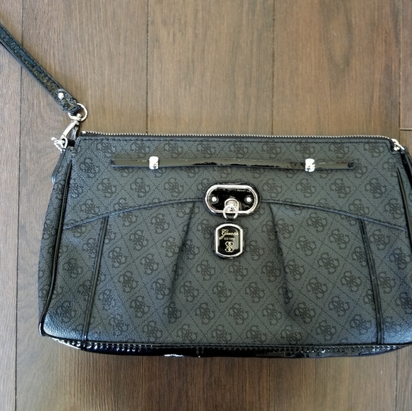 Classic Oversized Guess Clutch - Picture 8 of 9